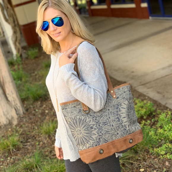 ✨RESTOCKED✨OBJET D'ART LEATHER STRIP TOTE BAG - Picture 2 of 8